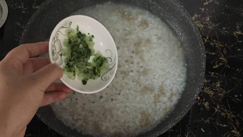 芹菜瘦肉粥,加入香芹,煮1-2分钟就可以了。大宝宝吃出锅前可加少许盐调味。