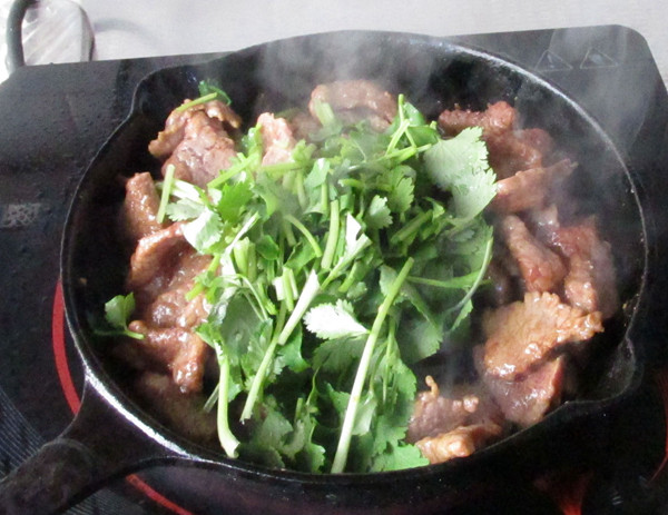 炙子烤蜜汁牛肉,立即放入<a style='color:red;display:inline-block;' href='/shicai/ 131'>香菜</a>