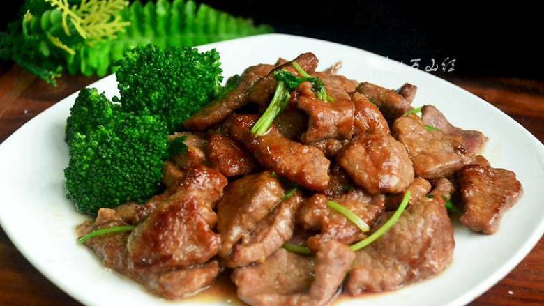 炙子烤蜜汁牛肉,盘子开水烫热,牛肉装盘,把西兰花焯水摆边上就可以享用啦