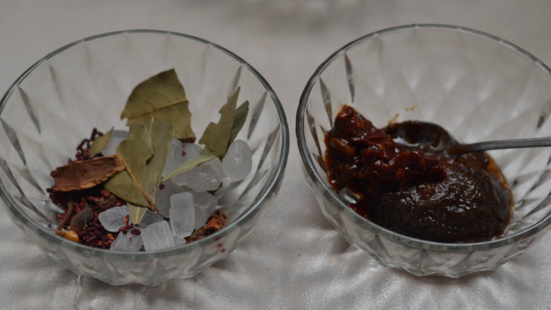 沙茶酱炖牛肉,牛肉米粉,两吃才更美,准备酱料和香料。