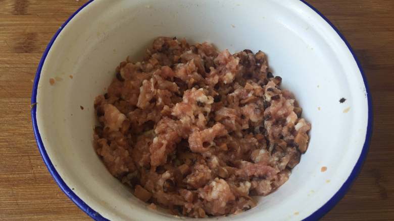 补血益气粥加蒸饺,提前泡发好的香菇洗净切小丁后倒入肉糜里,顺时针搅打上劲;