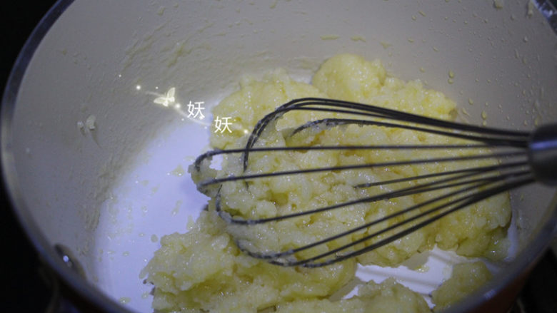 毛毛虫面包,烧开后倒入低粉,用蛋抽搅拌均匀,关火。晾凉。