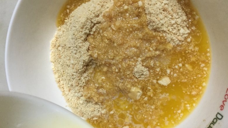 #吃掉一朵花#芒果花蓝莓慕斯蛋糕,黄油和饼干碎混合。模具下垫油纸,用小勺子压紧,入冰箱冷藏15分钟。
5片吉利丁片剪小,泡在冰水里,在冰箱冷藏15分钟以上。