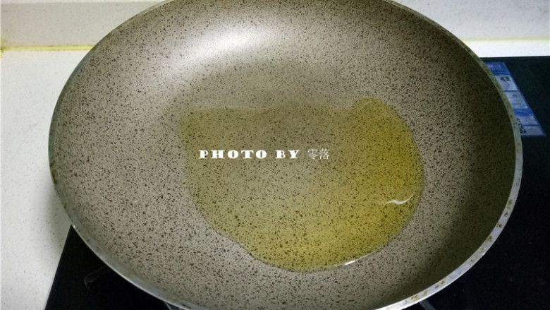 照烧年糕,不粘锅倒入适量<a style='color:red;display:inline-block;' href='/shicai/ 857'>植物油</a>烧热;
