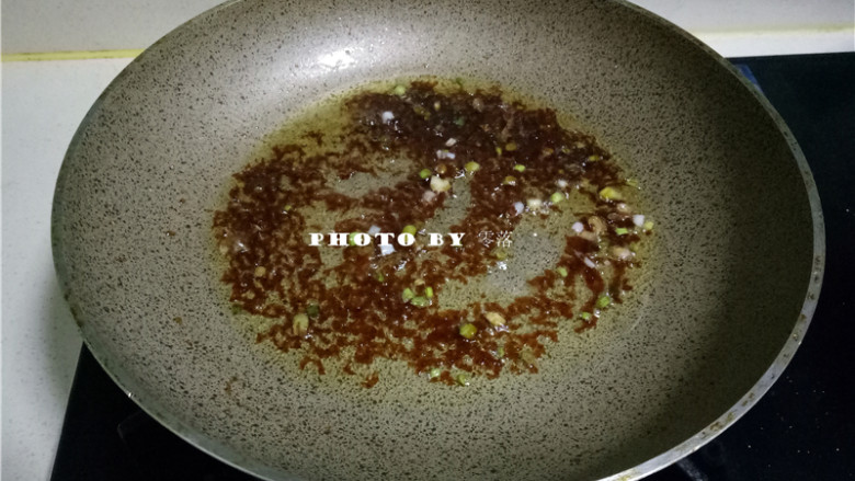 照烧年糕,将照烧酱炒出香味,需时时翻搅;