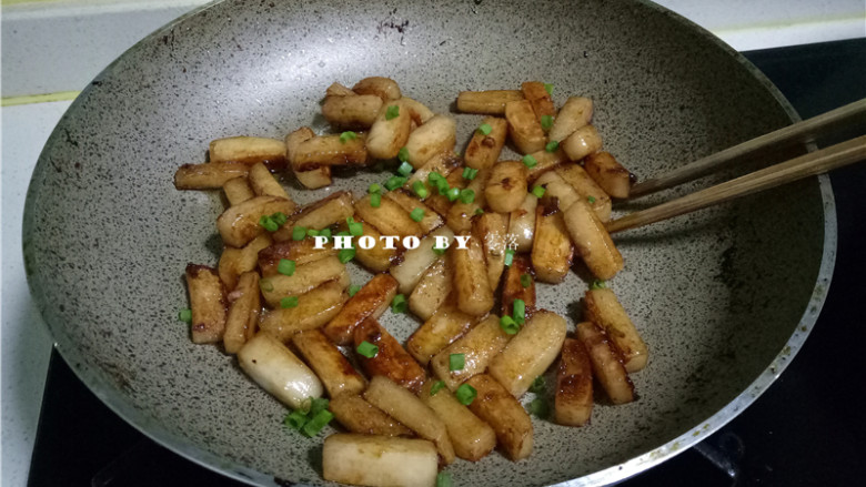照烧年糕,撒入葱绿;
