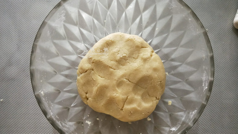 心心相印小酥酥,用刮刀翻拌均匀成团。用刮刀让面成团,不能用手揉的。(唠叨一下:做这种打发黄油类的饼干或蛋糕,黄油一定要室温软化到位,要轻轻松松就能把黄油按下去的感觉。不然不仅打发时费劲,加入面粉后面团会很干,尤其做挤花曲奇,根本挤不出来啊。)