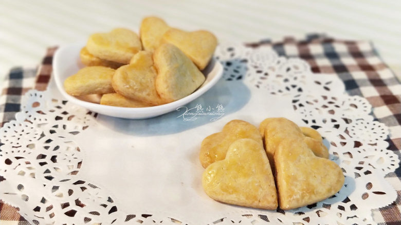 心心相印小酥酥,放入预热170℃的烤箱里,烤15分钟左右,一定要随时观察,上色满意就出炉。(如果烤箱能分开调上下火,那么把下火调低一些,防止饼干底部上色过重。)