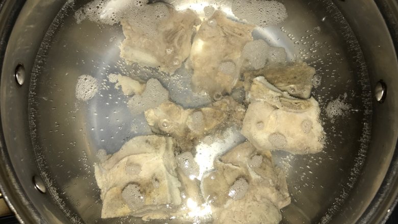 玉米胡萝卜牛蒡汤,另一个锅放入1.5-2升水,放入猪骨