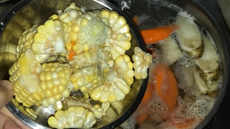 玉米胡萝卜牛蒡汤,玉米剁小块放入水里,开火