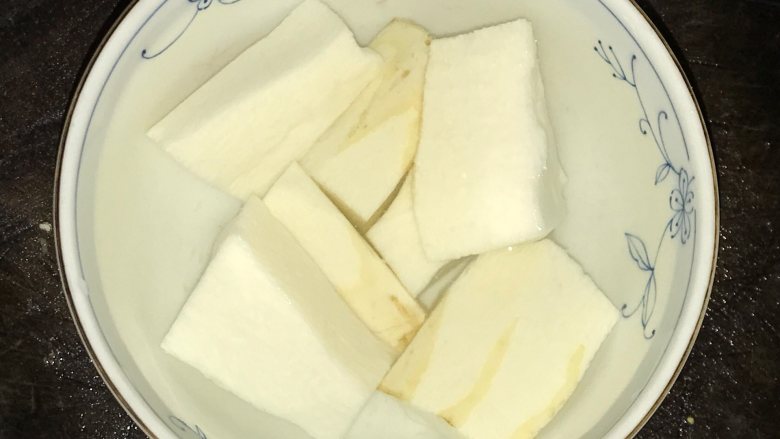 玉米胡萝卜牛蒡汤,淮山去皮、洗净,用水泡着避免变黑。因为它不耐火,最后15分钟再加入汤里。