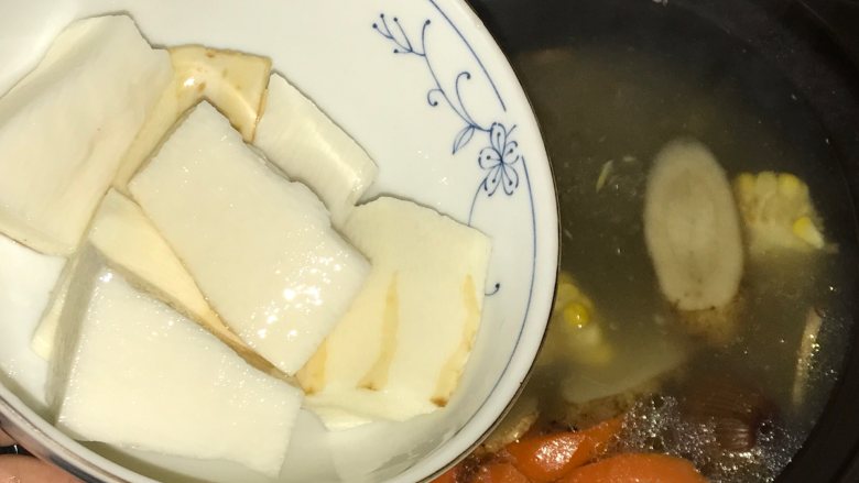 玉米胡萝卜牛蒡汤,最后半小时加入淮山,再次按下快速沸腾键,煲至结束即可