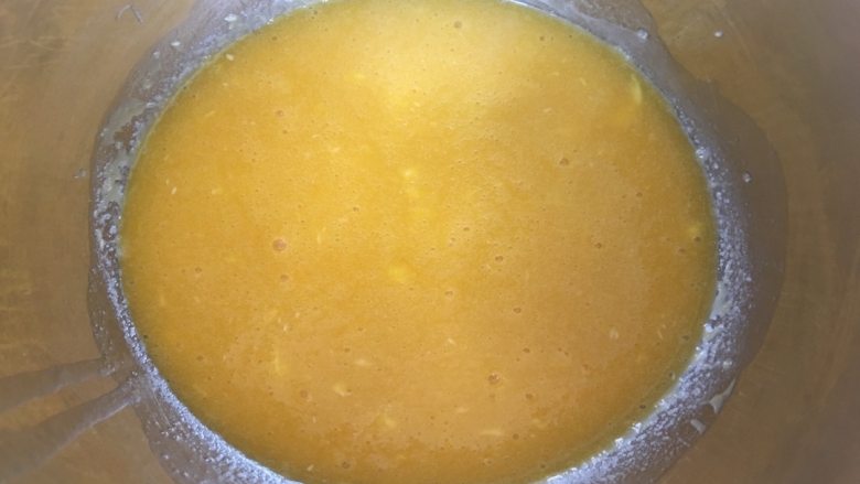 天然色素椰蓉花朵面包,提前隔水融化好黄油;