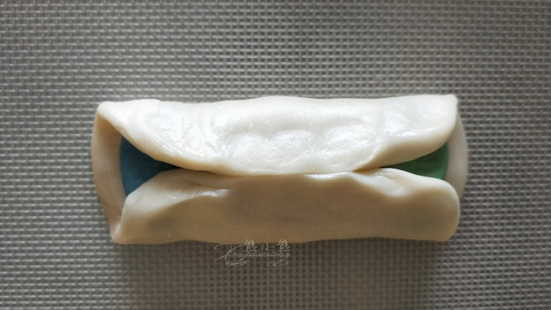 五彩斑斓蛋黄酥--给自己一个多彩的秋天,把油酥包起来,先捏紧中间再捏两边,要贴紧包不要留空气在里边。