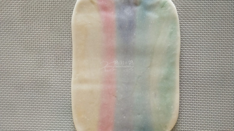 五彩斑斓蛋黄酥--给自己一个多彩的秋天,按包的先后顺序从第一个包好的面团开始,收口向上擀开。
