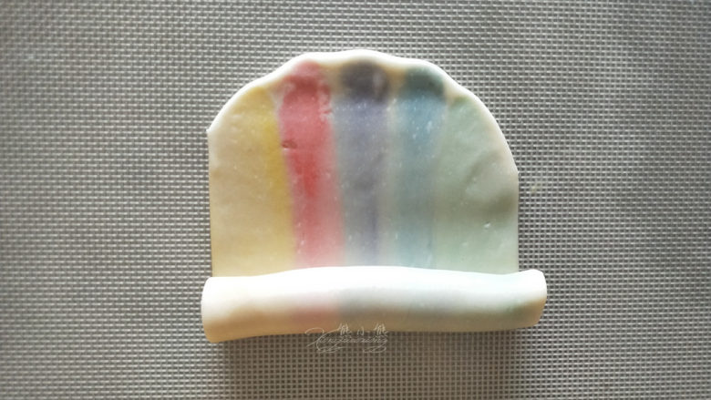 五彩斑斓蛋黄酥--给自己一个多彩的秋天,擀好后如果四边的水油皮白边过多,就要刀切掉,从下向上卷起来。擀卷好的面团按先后顺序放好,注意保湿。