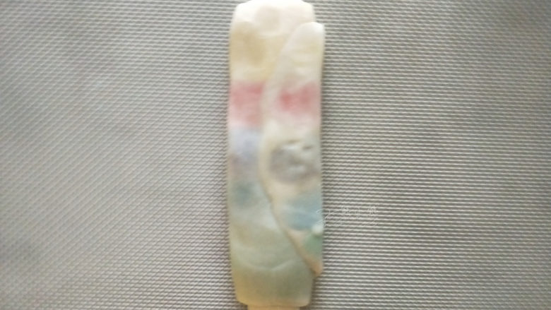 五彩斑斓蛋黄酥--给自己一个多彩的秋天,接着进行第二轮擀卷,从第一个开始,先按扁面团。