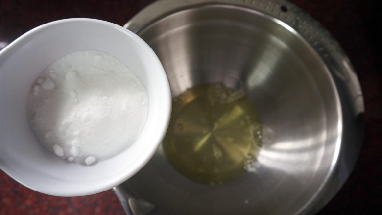 芒果花北海道戚风,打发蛋清:3个蛋清中分3次加入35克细砂糖进行打发。