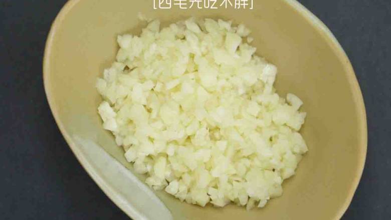 荔枝肉,蒜切成蒜泥;