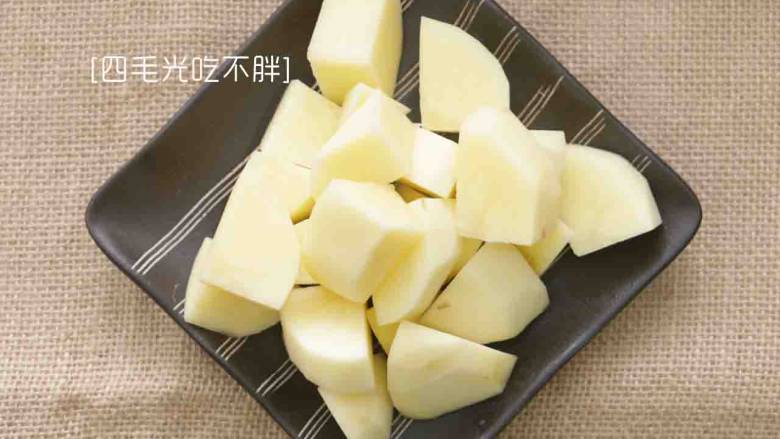 荔枝肉,<a style='color:red;display:inline-block;' href='/shicai/ 23'>土豆</a>刮皮洗净切小块;