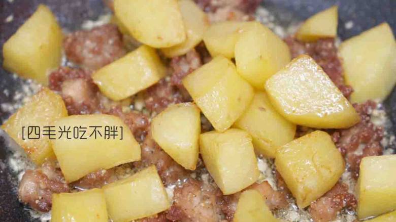 荔枝肉,倒入炸制好的肉块和土豆块下锅翻炒;
