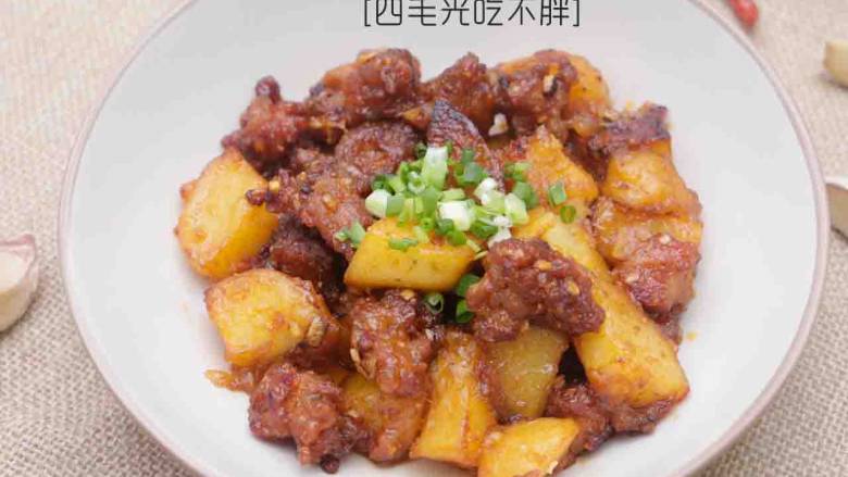 荔枝肉,收汁,撒葱花即可起锅。
