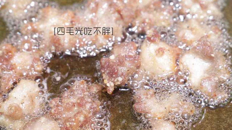荔枝肉,捞出的肉粒,稍放2分钟,再放回油锅里复炸1分钟捞出备用;