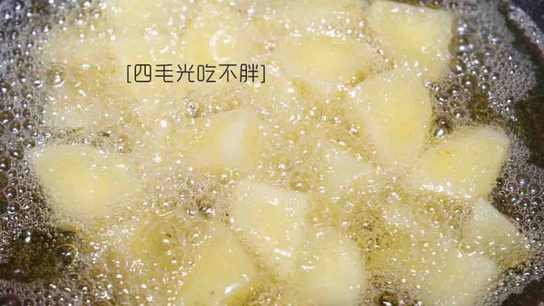 荔枝肉,锅内油继续炸土豆块;