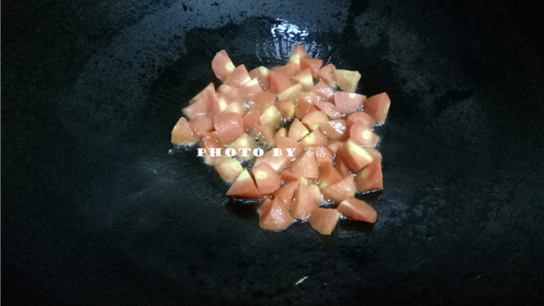 番茄年糕汤,放入胡萝卜翻炒;
