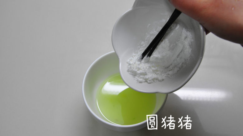 三色蒸蛋,葱姜水把葱姜捞出,放入<a style='color:red;display:inline-block;' href='/shicai/ 512'>玉米淀粉</a>调匀制成水淀粉。