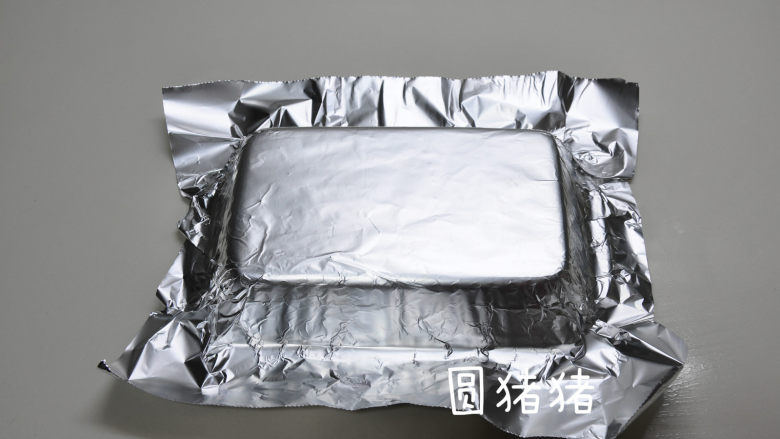 三色蒸蛋,将模具反扣,取一张锡纸倒印在模具上用手压出痕迹,这样就很合适模具了。