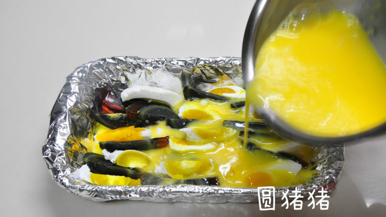 三色蒸蛋,倒入事先调好的鸡蛋液。