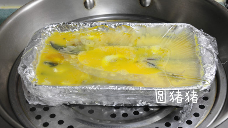三色蒸蛋,蒸锅水烧开水,放入蒸锅内中火蒸15分钟。