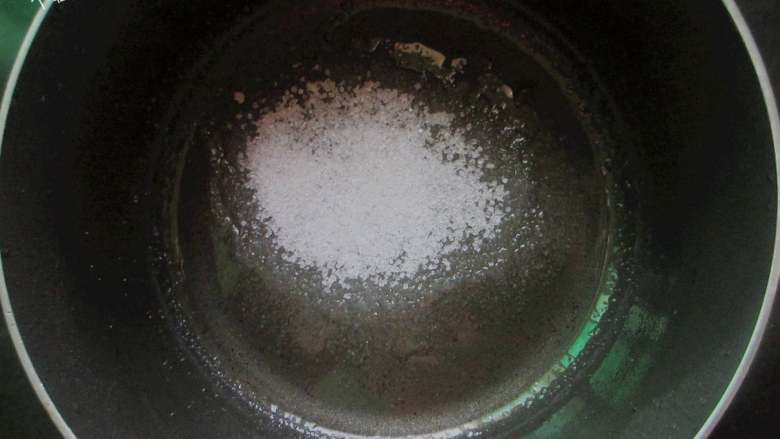 红烧翅根,锅内放入一勺油,放入1勺白糖小火炒化