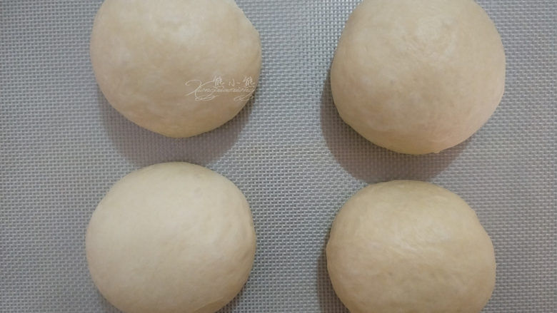 豆沙辫子小吐司,包好豆沙馅,盖保鲜膜松弛15分钟。