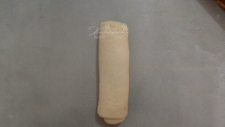 豆沙辫子小吐司,都卷好后,盖保鲜膜松弛15分钟。