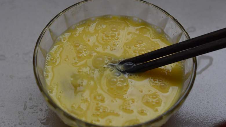 鸡蛋酸菜炒粉丝,酸香开胃特别好吃,<a style='color:red;display:inline-block;' href='/shicai/ 9'>鸡蛋</a>打散,加一点儿水拌均匀。加一点儿水,炒出来的蛋更嫩。