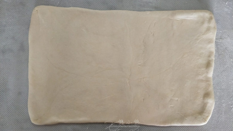 吃掉一朵花——玫瑰苹果挞,将面片放正,擀成长方形。擀的时候,由中心向四个角的方向擀,容易擀成规则的长方形。
