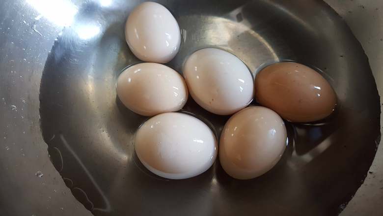 酱油卤蛋,2.把洗好的鸡蛋,放入冷水锅中。