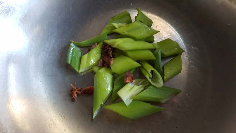 酱油卤蛋,4.把葱切段和<a style='color:red;display:inline-block;' href='/shicai/ 695'>八角</a>粒,放在锅的底部。