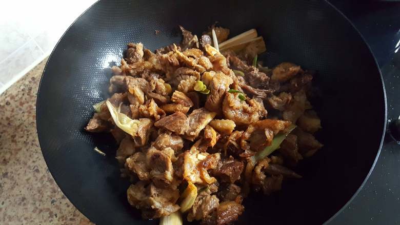 红烧牛肉,14.用铲子进行翻炒,使肉均匀上色,这时,炒出酱油的酱香味。
