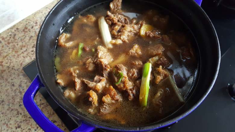 红烧牛肉,16.加入热水,没过肉即可,大火烧开,小火炖至肉烂。