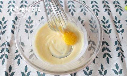 这一窝可爱的小鸡烧果子，你还能控制住你记几？,加入一个<a style='color:red;display:inline-block;' href='/shicai/ 15'>蛋黄</a>，混合均匀。