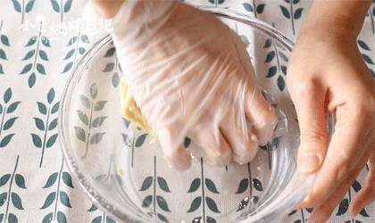 这一窝可爱的小鸡烧果子，你还能控制住你记几？,手揉成团，分割成20克的小块。