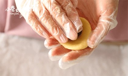 这一窝可爱的小鸡烧果子，你还能控制住你记几？,案板上撒粉，擀圆包馅。