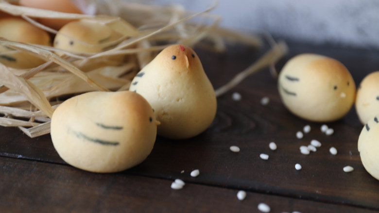 这一窝可爱的小鸡烧果子，你还能控制住你记几？,烤箱160度，烤制表面金黄即可。

用毛笔蘸黑色素画上小鸡的眼睛，翅膀~