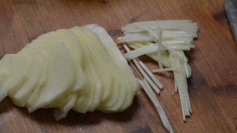蒜蓉胡萝卜土豆丝,很好吃的素菜,土豆切丝。