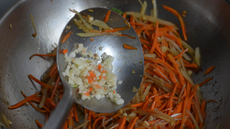 蒜蓉胡萝卜土豆丝,很好吃的素菜,加剩下的大蒜碎。