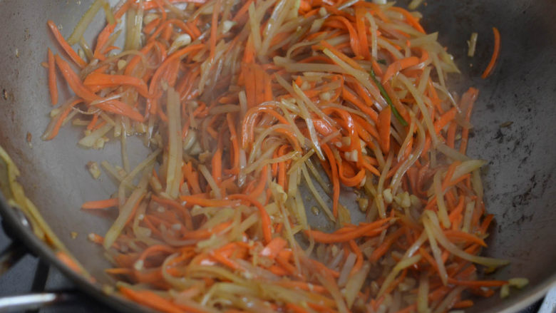 蒜蓉胡萝卜土豆丝,很好吃的素菜,加盐加<a style='color:red;display:inline-block;' href='/shicai/ 10588'>糖</a>,拌炒均匀。