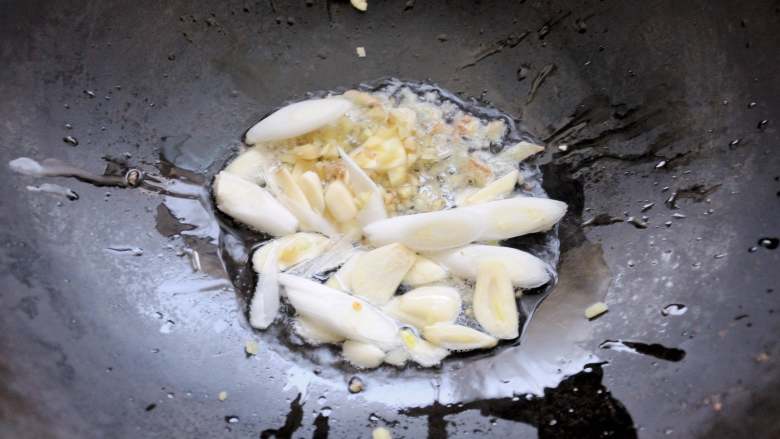 家常干煸辣子鸡(微辣版) 宴客必备硬菜 百分百复制饭店口味,锅内留底油,不用太多,能爆香葱姜蒜就行了。